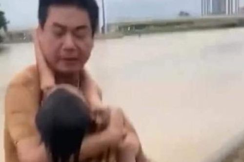Video người đàn ông dũng cảm lao xuống dòng nước cứu cháu bé đuối nước
