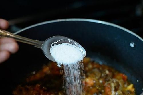 3 giải pháp ăn giảm muối để tránh nguy cơ mắc tăng huyết áp, tim mạch