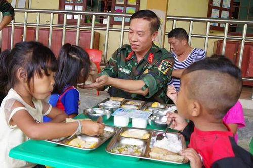 Ấm lòng những 'bữa cơm cho em' ở bản biệt lập vùng biên