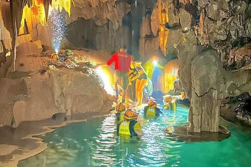 Khám phá vẻ đẹp nguyên sơ của hồ nước 'treo' trên vách hang động ở Quảng Bình