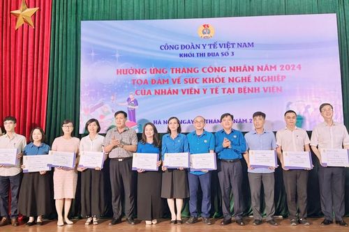 Trao hỗ trợ cho đoàn viên công đoàn y tế có hoàn cảnh khó khăn nhân Tháng Công nhân