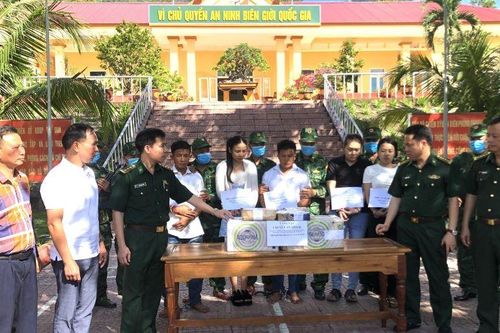 Bắt 5 đối tượng vận chuyển 100 bánh ma túy từ Lào về Việt Nam