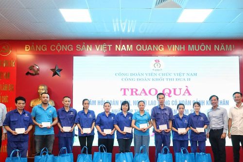 Khối thi đua II, Công đoàn Viên chức Việt Nam thăm, tặng quà công nhân có hoàn cảnh khó khăn