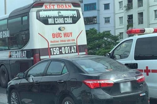Xe khách chặn đầu xe cứu thương trên đường Vành đai 3