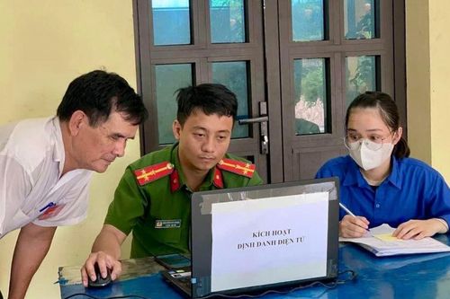 Huyện Thanh Trì: tích cực hỗ trợ công dân kích hoạt định danh điện tử