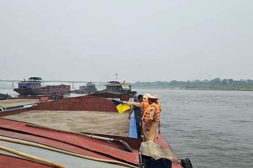 Tăng cường xử lý nhiều trường hợp vi phạm trên sông Hồng