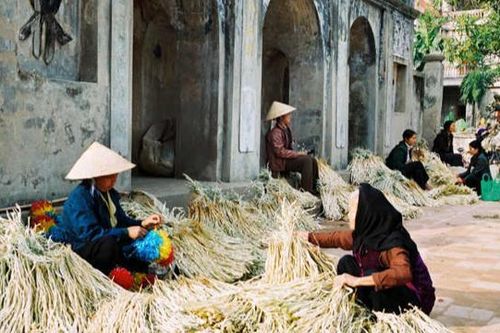 Hỗ trợ phụ nữ tham gia bảo tồn, phát triển sản phẩm nghề truyền thống