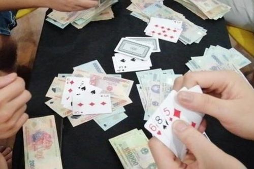 Bắt quả tang nhóm đối tượng đang 'sát phạt' trên sới bạc ở chợ hoa đêm