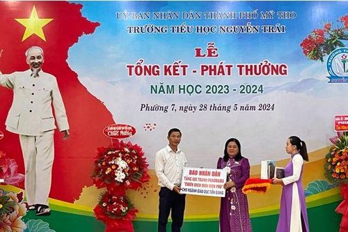 Đại diện Báo Nhân Dân trao 600 phụ san tranh panorama cho ngành giáo dục tỉnh Tiền Giang