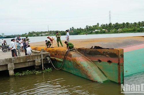 Vĩnh Long: Sà-lan lật va chạm cầu Măng Thít, cấm nhiều loại xe qua cầu
