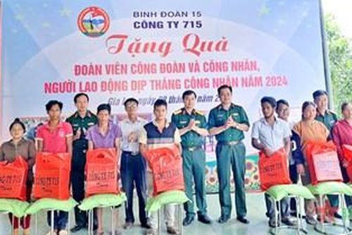 Công ty 715 trao 145 suất quà tặng công nhân, người lao động