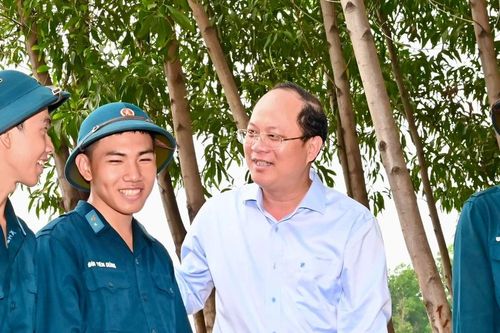 Phó Bí thư Thường trực Thành ủy TPHCM Nguyễn Hồ Hải động viên các chiến sĩ mới
