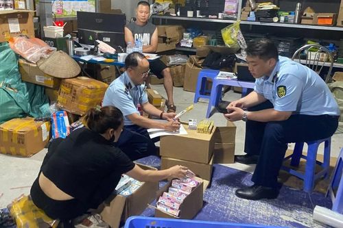 Phát hiện hàng ngàn bút bi giả