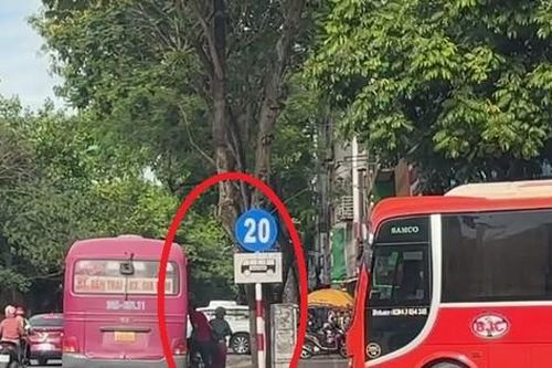 Xe khách nghênh ngang 'diễu phố' Hà Nội