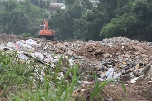 Bãi rác khổng lồ tại nơi Dự án kênh La Khê 'dậm chân tại chỗ'