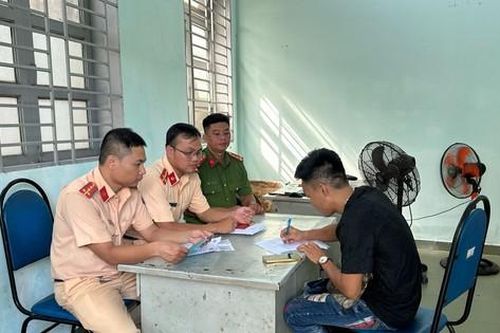 Xử phạt tài xế điều khiển ô tô 'độ' đèn chiếu sáng như sân khấu di động