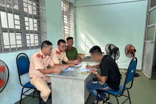 Phạt tài xế lái xe ô tô 'độ' đèn chiếu sáng như 'sân khấu di động' trên đường