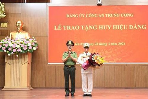 Thượng tướng Bùi Văn Nam, nguyên Thứ trưởng Bộ Công an nhận Huy hiệu cao quý của Đảng