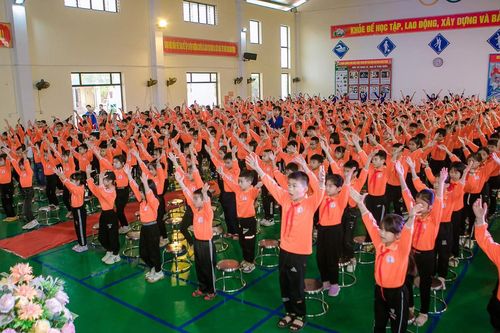 'Học sinh lớp 1 không được ăn liên hoan': Hằn học của người lớn đừng đổ đầu con trẻ