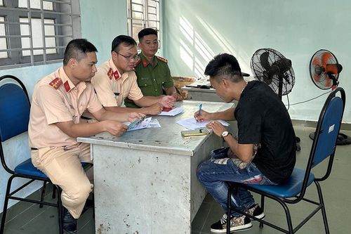 Xử lý tài xế lái ô tô độ đèn xe như 'sân khấu di động'