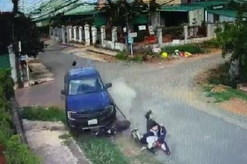 Tạm giữ tài xế ô tô hất văng 2 nữ sinh trên đường rồi bỏ trốn