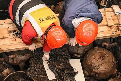 Khai quật mộ nghi của vua chúa cách đây 2.200 năm, phát hiện tấm chiếu đặc biệt