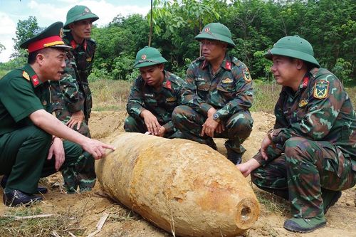 Phát hiện bom 334kg còn nguyên kíp nổ ở Quảng Bình