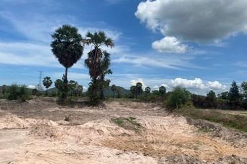 Phát hiện, bắt giữ một vụ khai thác, vận chuyển đất cát trái phép tại thị xã Tịnh Biên