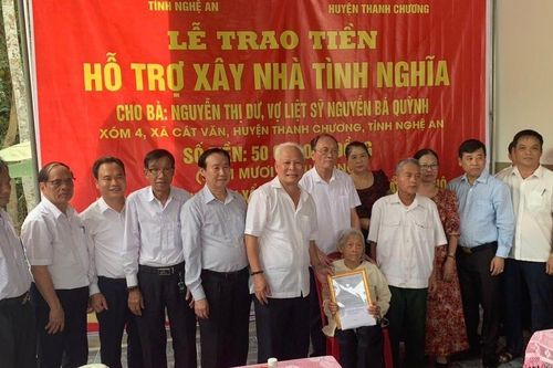 Trao 50 triệu đồng xây dựng nhà tình nghĩa ở Thanh Chương