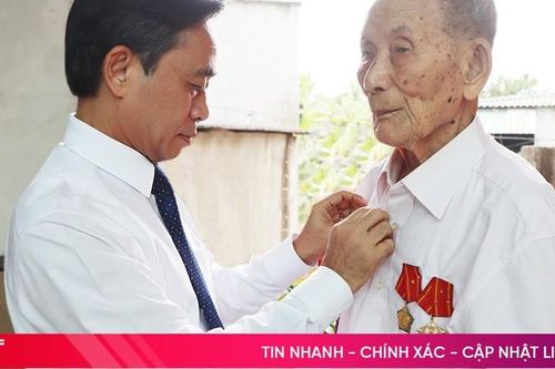 Trao Huy hiệu 80 năm tuổi Đảng cho đảng viên lão thành ở Cẩm Xuyên