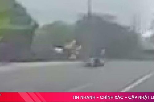 Khoảnh khắc xe máy tông trung tá CSGT tử vong khi đang làm nhiệm vụ