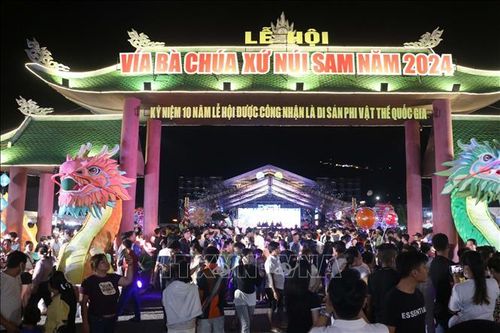 Lung linh sắc màu đêm khai hội Vía Bà Chúa xứ Núi Sam
