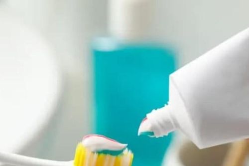 Tôi mới phát hiện ra rằng bôi một ít kem đánh răng lên lược có tác dụng không thể tưởng tượng được, dùng tiền cũng khó mua, tiếc là không biết sớm!