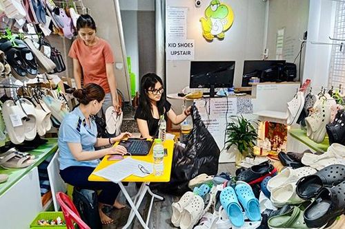 Bán dép Crocs giả bị phạt 27,5 triệu đồng
