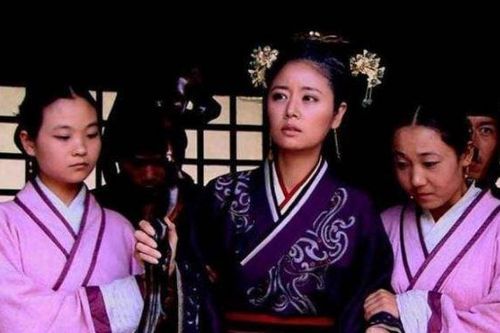 Nhờ thái giám viết sai một chữ khiến cung nữ này trở thành Hoàng hậu, gia tộc vì thế mà phú quý cả 800 năm