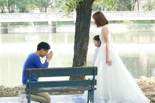 Đúng ngày tôi đi chụp ảnh cưới, chồng cũ đột nhiên xuất hiện với bộ dạng tàn tạ và cầu xin tôi đừng tái hôn