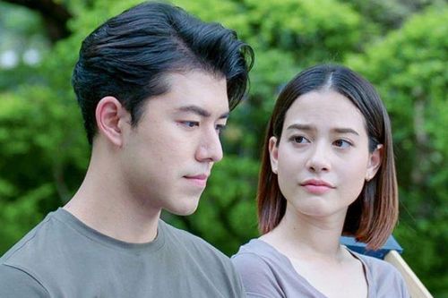Mỗi khi nhà tôi có khách đến chơi thì chưa đầy 10 phút sau là chồng cũ dắt con sang ngồi sừng sững trong phòng khách khiến tôi rất khó xử