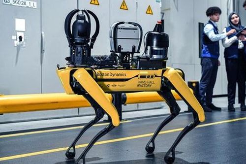 BMW giới thiệu robot chó giám sát trong nhà máy