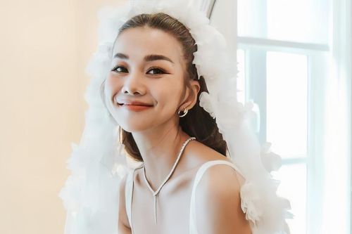 Vẻ đẹp nữ tính của Thanh Hằng hậu lấy chồng