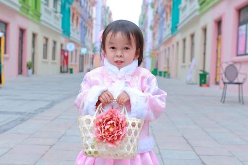 Cô gái tí hon ở Bắc Ninh: 17 tuổi cao 89cm, giao diện như trẻ lên 3 vẫn tự lái xe đi giao hàng
