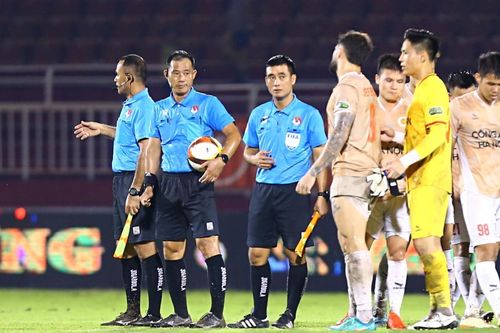 Nghi ngờ sắp xếp trọng tài thay đổi kết quả trận đấu ở V.League: Ai trả lời?