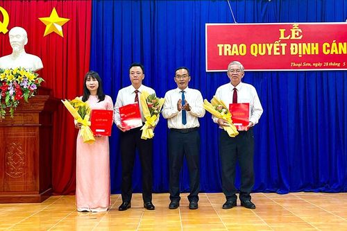 Ban Thường vụ Huyện ủy Thoại Sơn trao quyết định điều động cán bộ