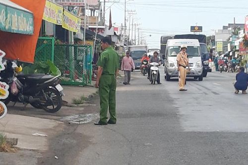Thị trấn Vĩnh Thạnh Trung ra quân lập lại trật tự lòng, lề đường, vỉa hè