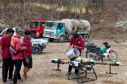 Tri Tôn khen thưởng đột xuất cho đội bay drone hỗ trợ chữa cháy rừng