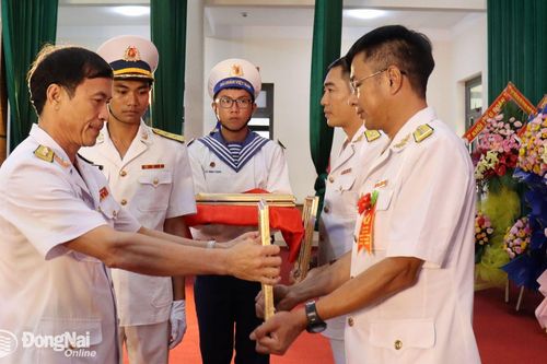 Thi đua gắn với huấn luyện giỏi, khai thác, làm chủ khí tài hiện đại