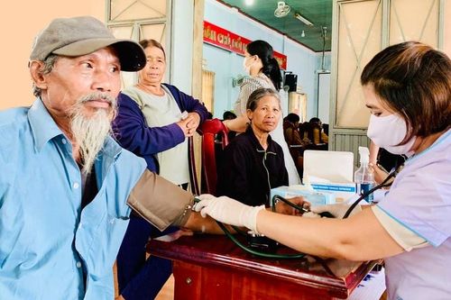 Gia Lai quan tâm chăm sóc sức khỏe người cao tuổi