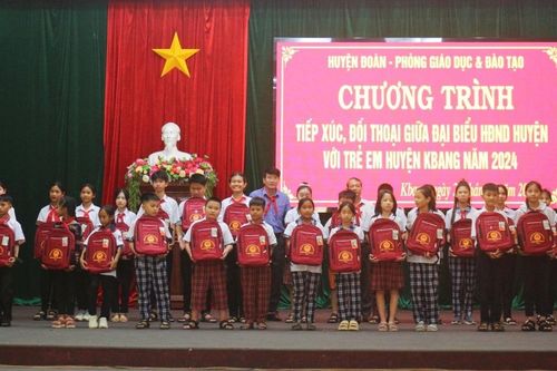 Đại biểu HĐND huyện Kbang tiếp xúc, đối thoại với thiếu nhi