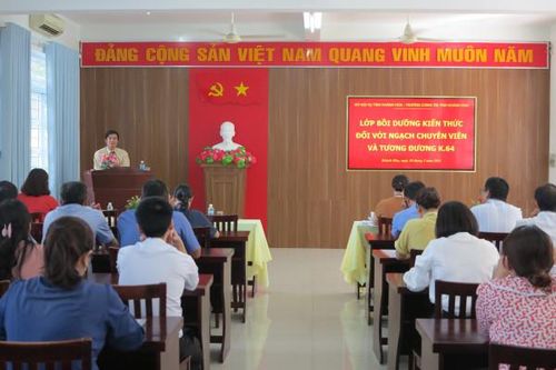 Khai giảng lớp bồi dưỡng kiến thức đối với ngạch chuyên viên và tương đương khóa 64