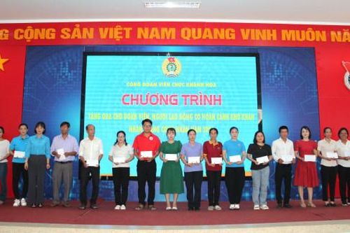 Công đoàn Viên chức tỉnh: Trao 127 suất quà cho đoàn viên, người lao động có hoàn cảnh khó khăn