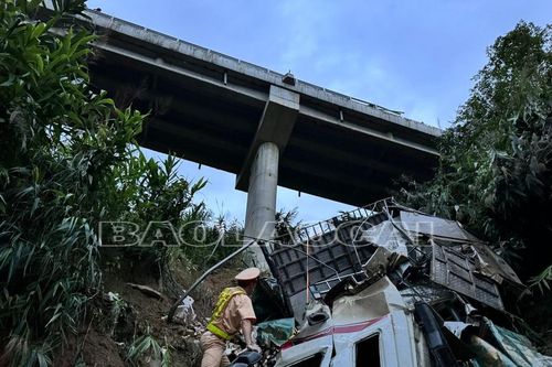Xe tải lật xuống vực trên đường nối cao tốc Nội Bài - Lào Cai đi Sa Pa làm 3 người bị thương